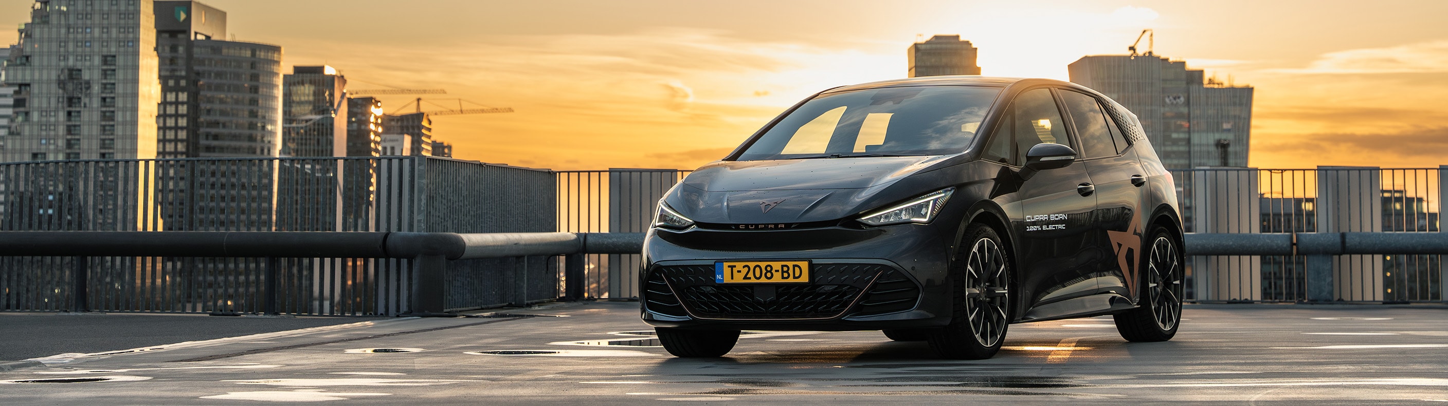 CUPRA Born in Amsterdam met zonsopgang