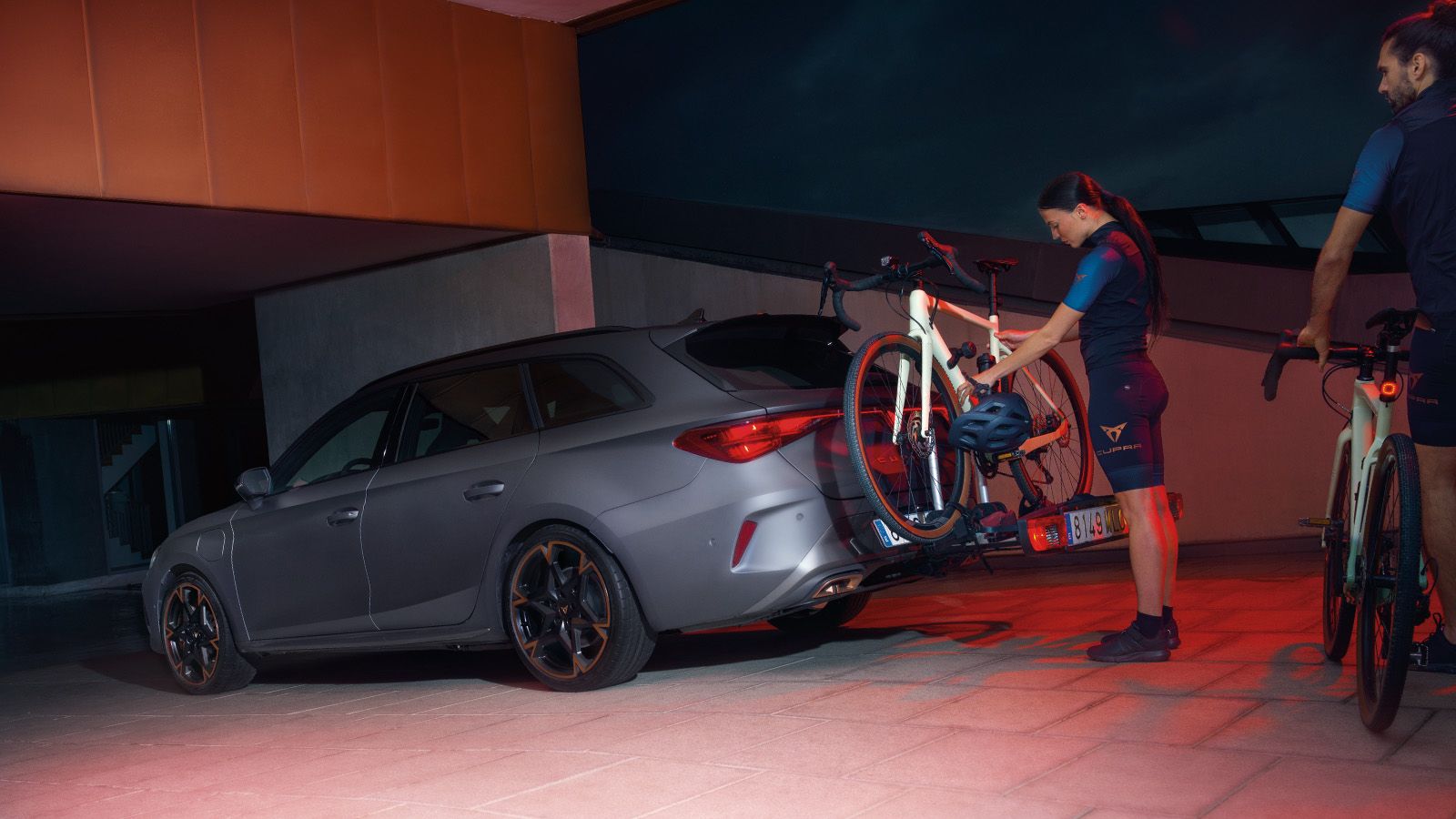 Nieuwe CUPRA Leon Sportstourer met fietsendrager op de achterkant