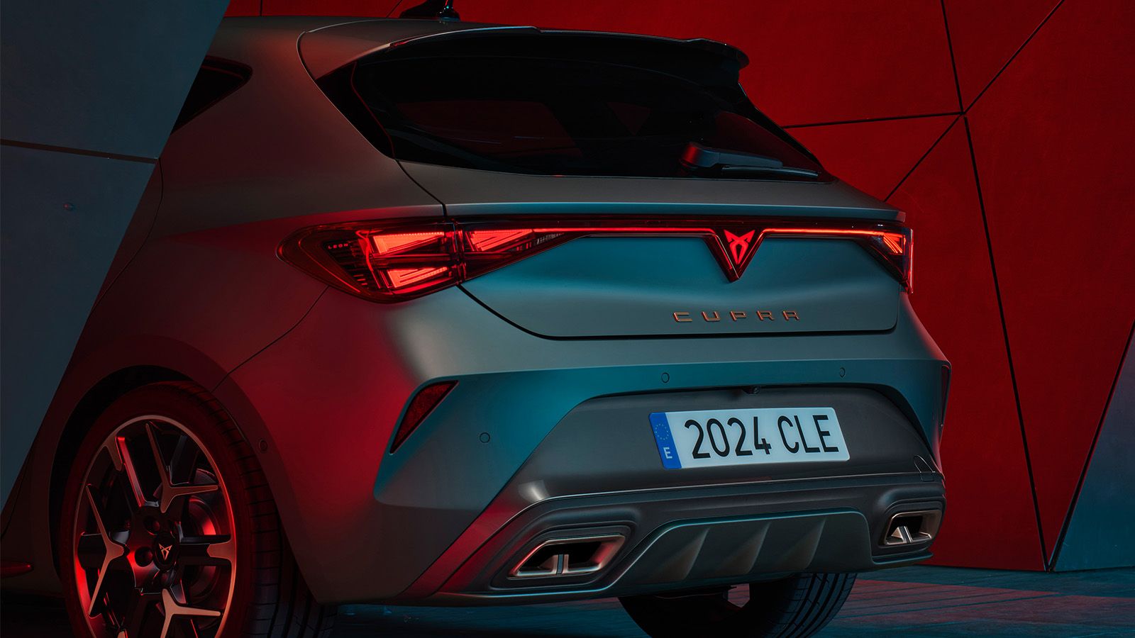 De nieuwe CUPRA Leon achterkant met verlicht CUPRA logo