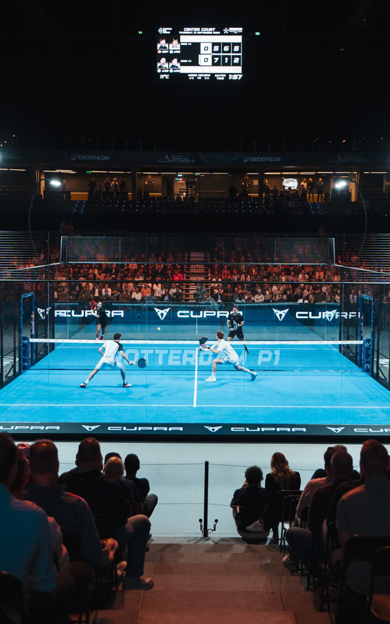 Een spectaculaire padelbaan, met verlichting en verlichte CUPRA logo's