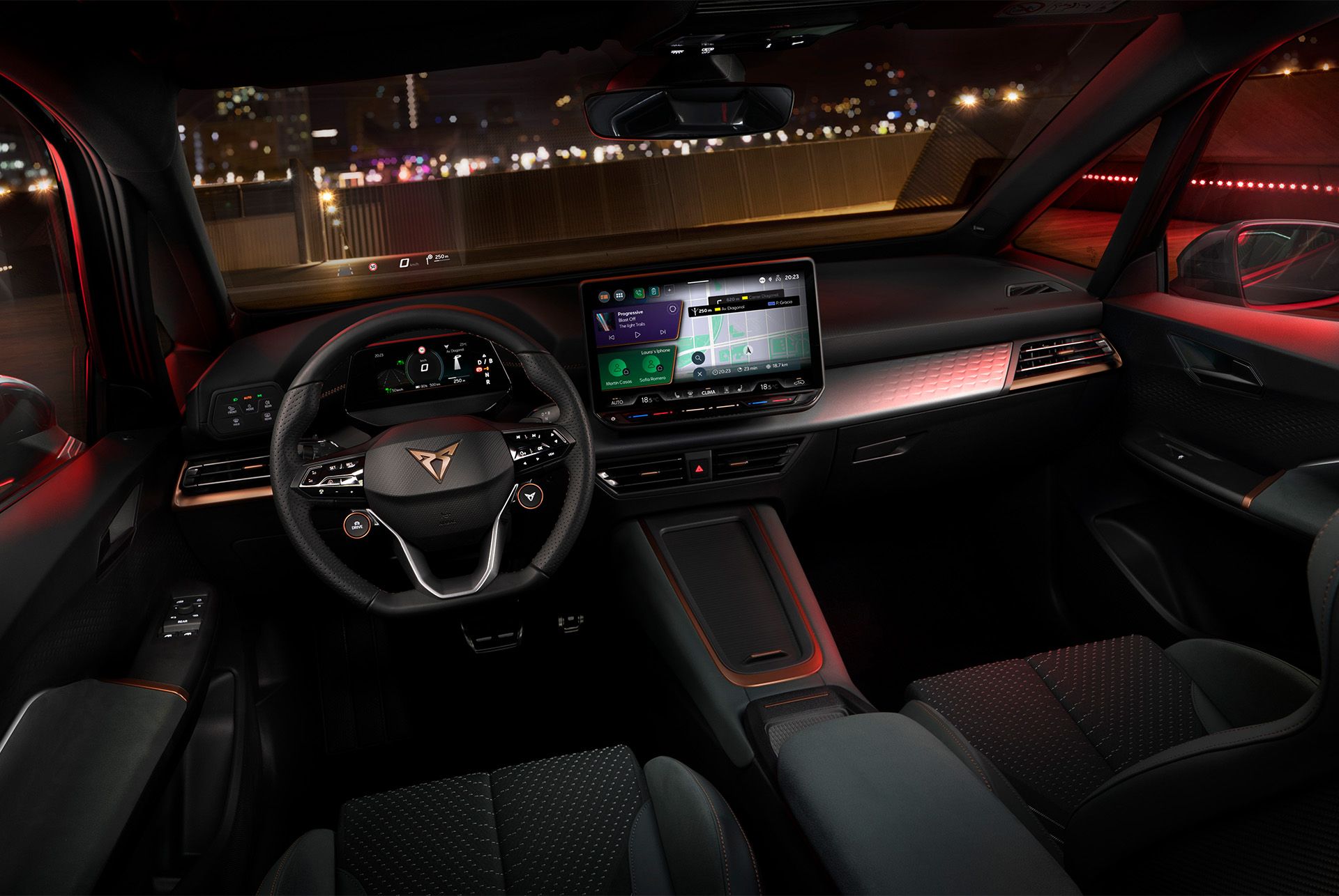 Het interieur en sportief, multifunctioneel stuurwiel met daarnaast het navigatiesysteem van de CUPRA Born VZ