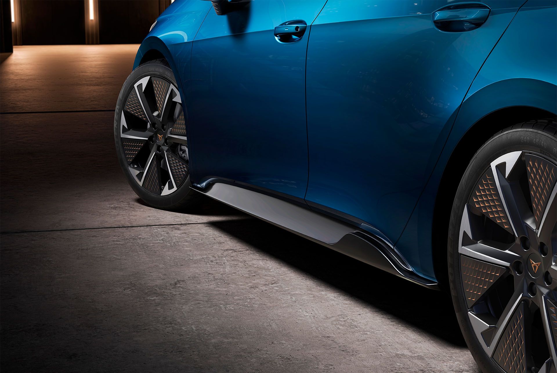 CUPRA Born Aurora Blue met sportieve sideskirts