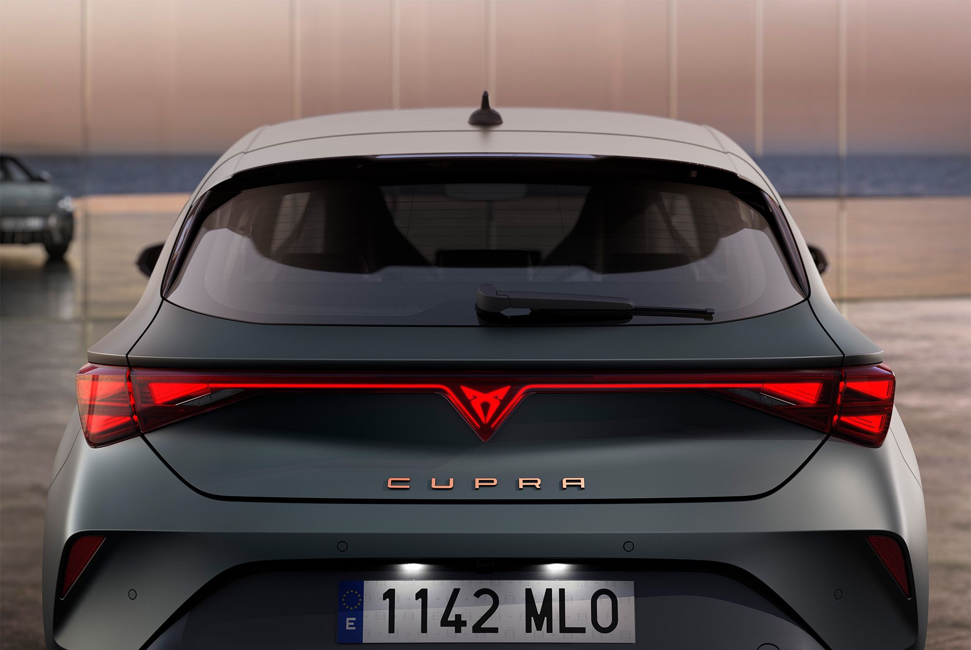 Achterkant, achterlichten en verlicht CUPRA logo van de nieuwe CUPRA leon