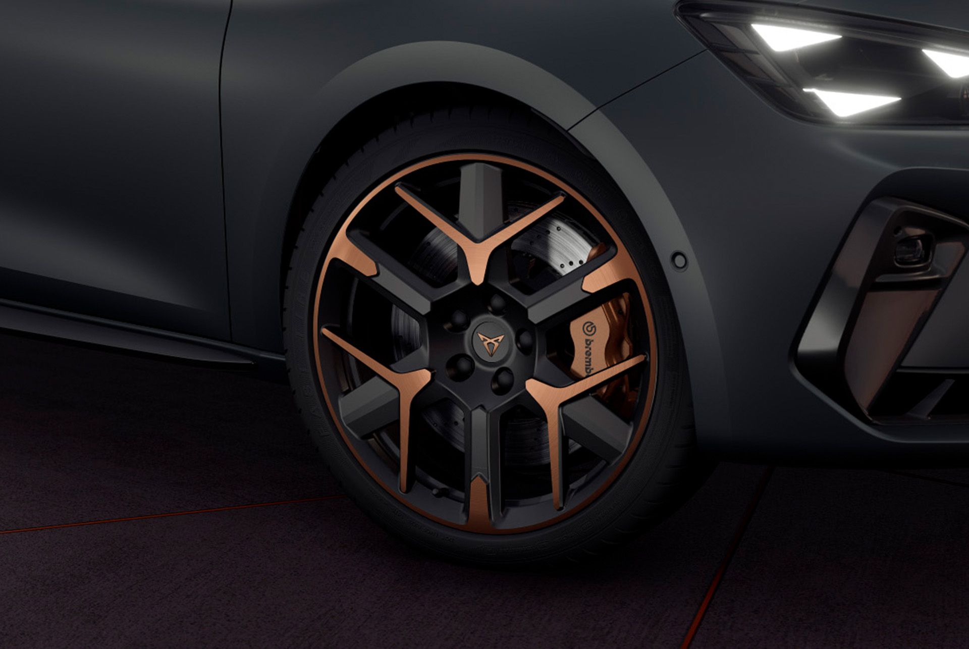 Close-up van de nieuwe CUPRA Leon Sporstourer met Hailstorm koperkleurige accenten en zwarte lichtmetalen velgen en Brembo remmen